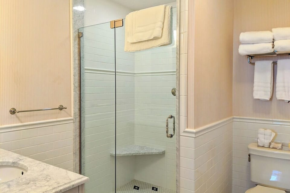 Luxury Double Room, 1 Queen Bed, Non Smoking | Bathroom | Free toiletries, hair dryer, bathrobes, towels