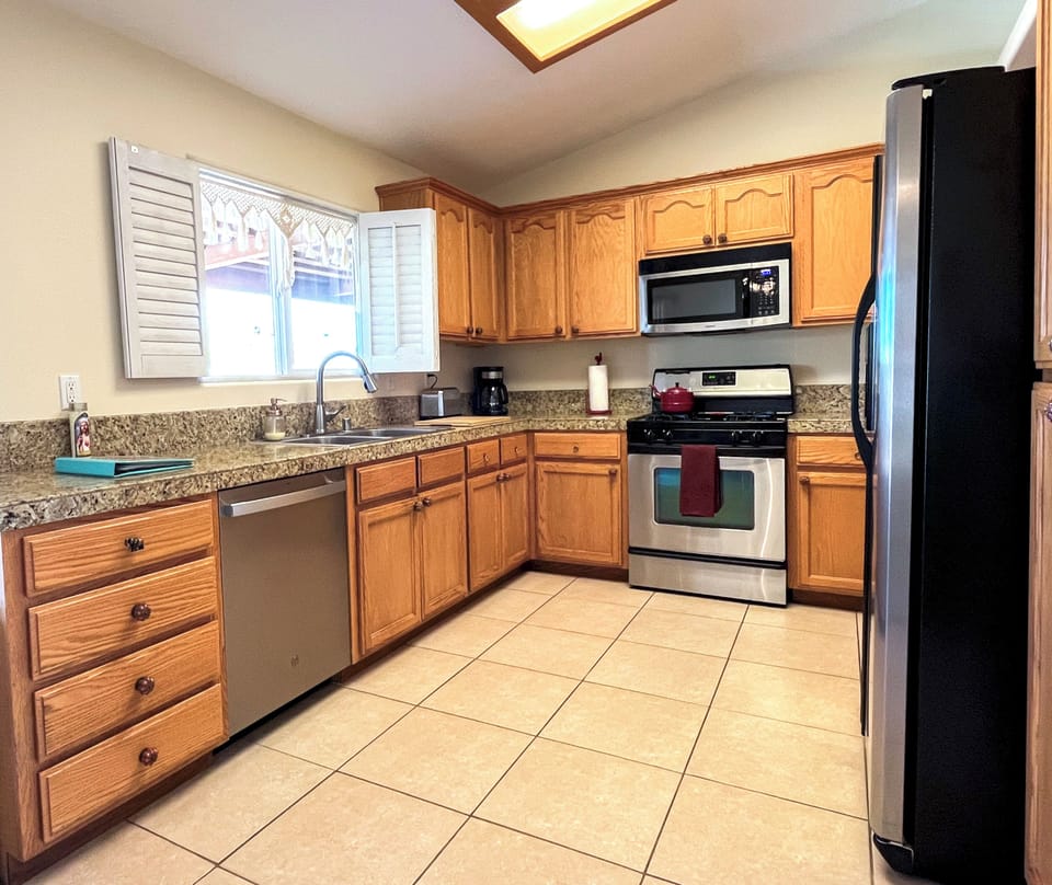 Fully equipped kitchen, makes preparing meals a breeze. 