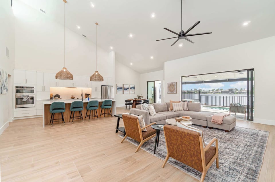 Open floor plan w/spacious kitchen and living room