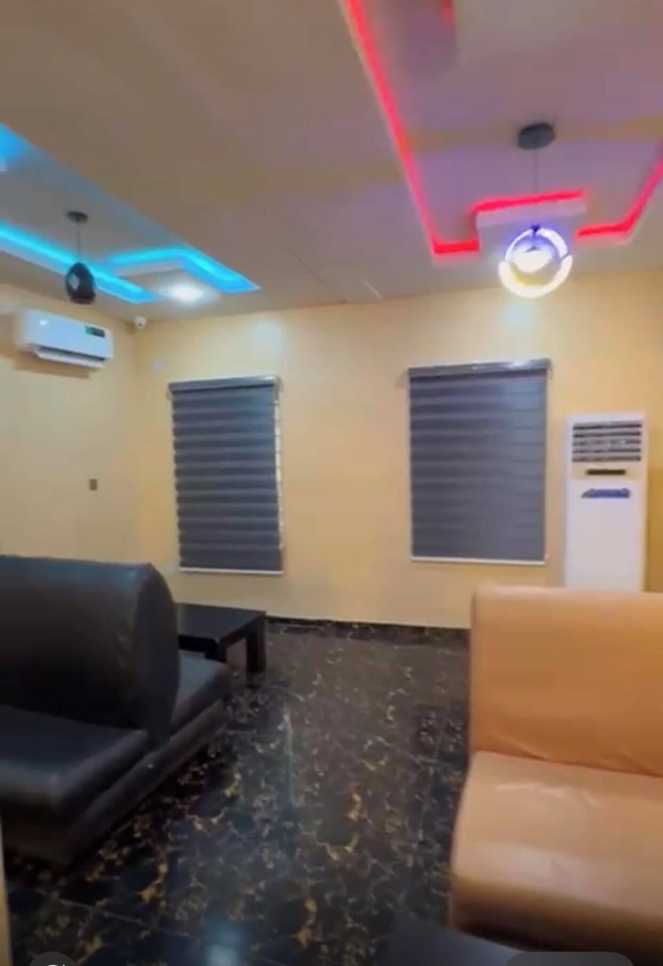 2 bars/lounges
