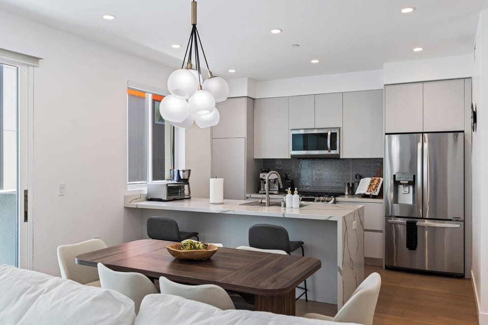 Family House, City View | Dining room