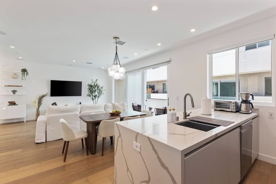 Family House, City View | Private kitchen | Full-size fridge, microwave, oven, stovetop