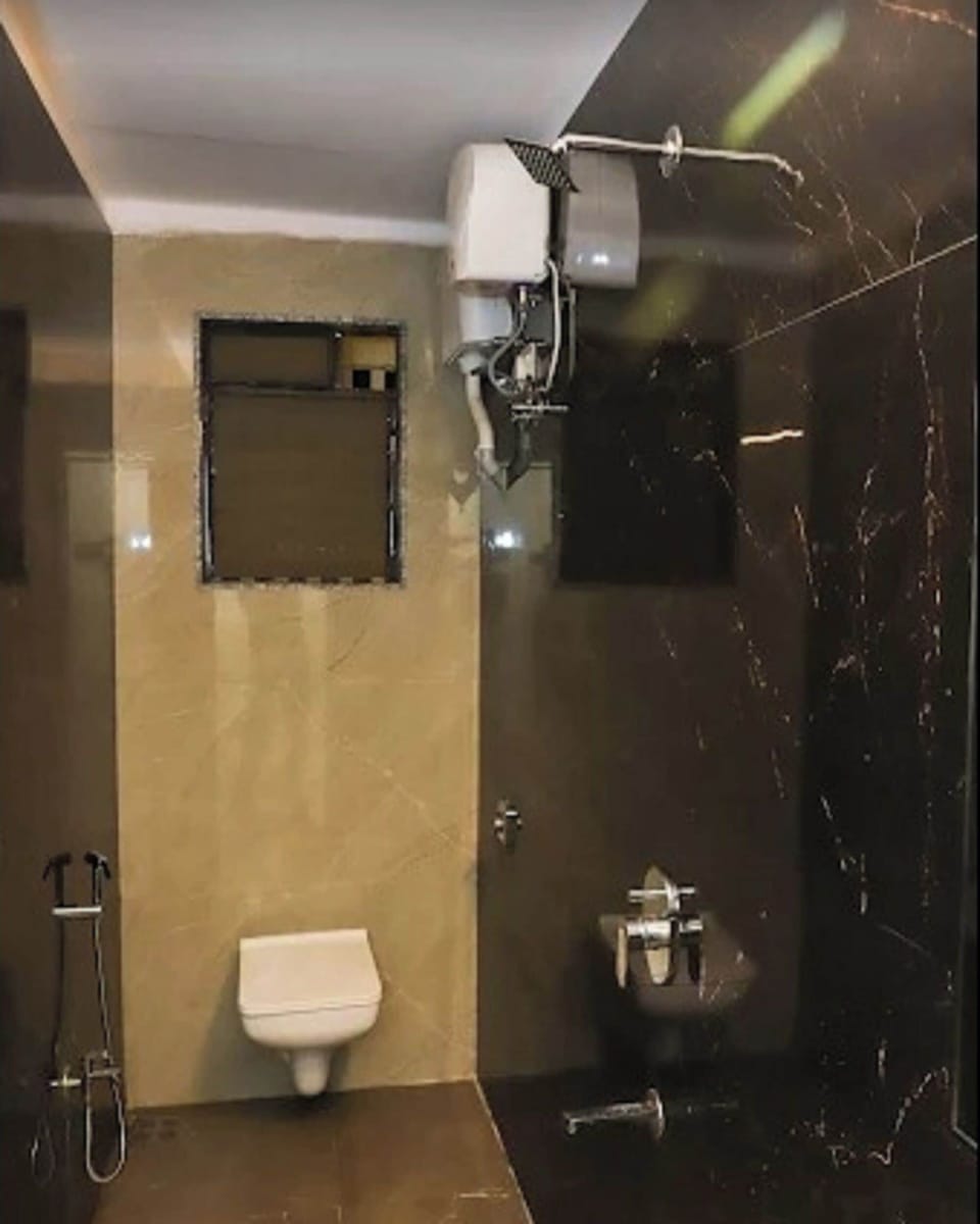 Deluxe Room | Bathroom | Shower, towels, soap, shampoo