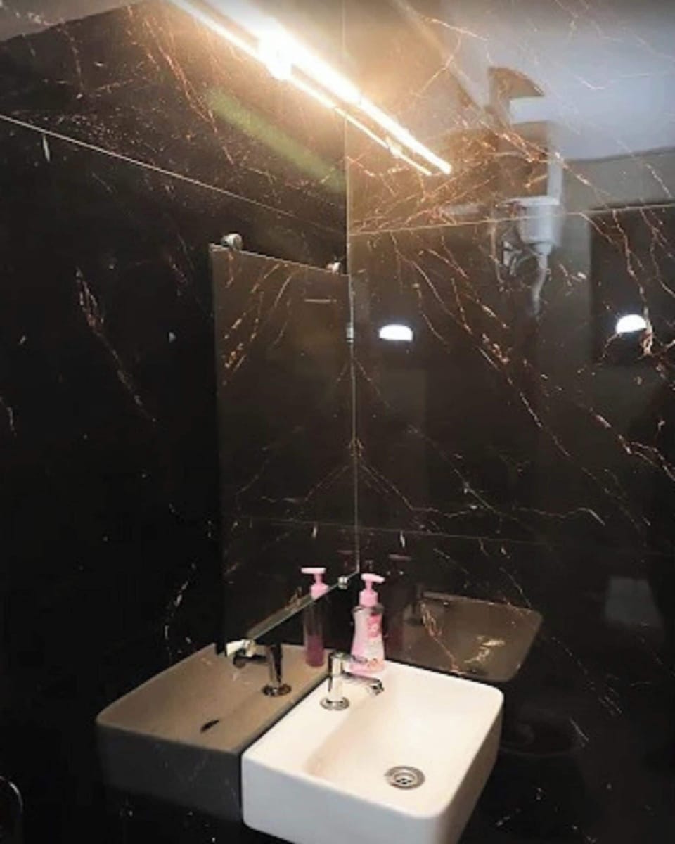 Deluxe Room | Bathroom | Shower, towels, soap, shampoo