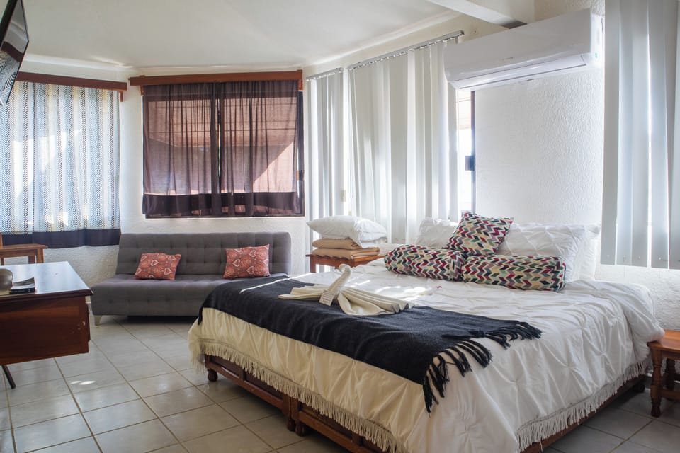 Junior Suite, City View | Television