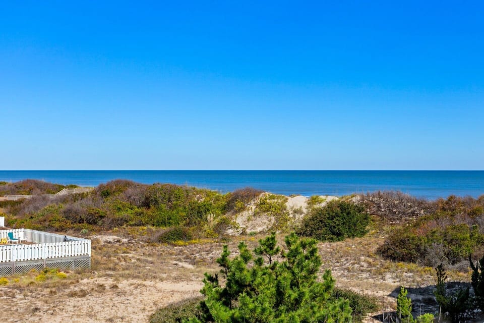 Step outside to enjoy gentle breezes and partial ocean views—perfect for sunrise coffee or sunset cocktails.