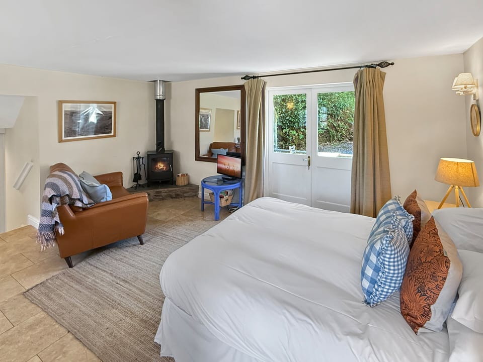 Open plan bedroom and lounge area