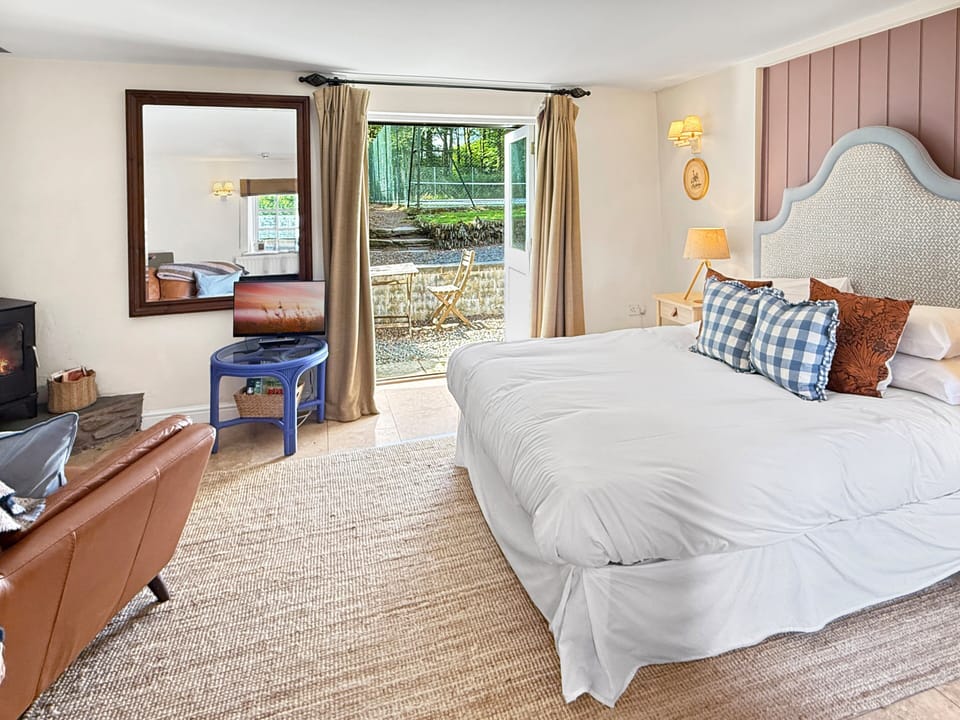 Open plan bedroom and lounge area