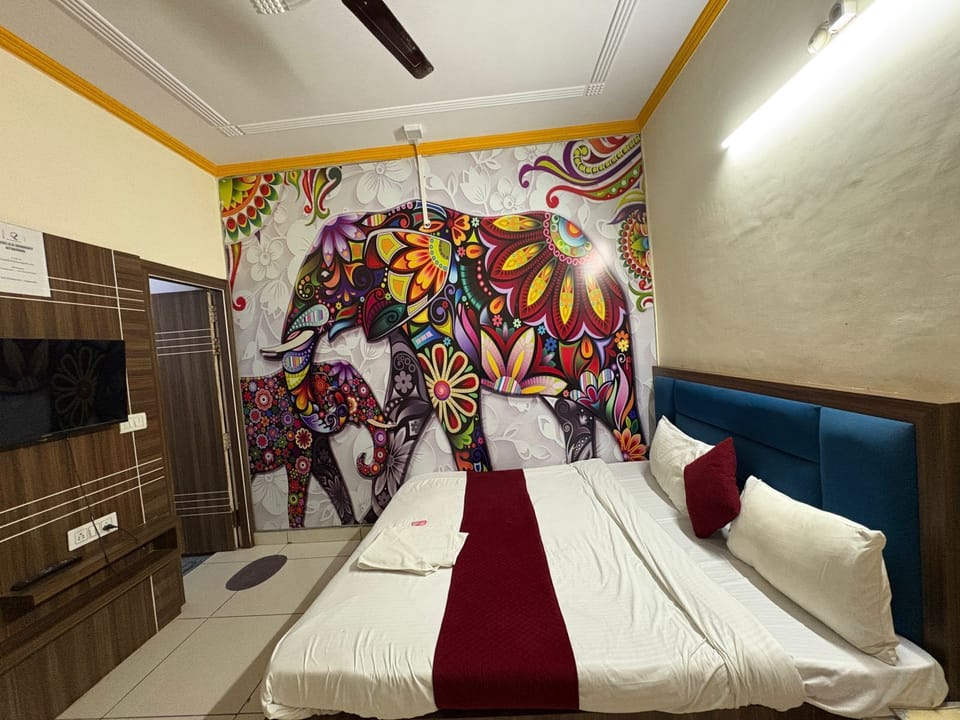 Deluxe Double Room | Hypo-allergenic bedding, down comforters, desk, rollaway beds