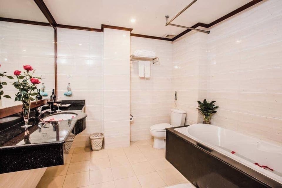 Luxury Double Room, Lake View | Bathroom | Shower, free toiletries, hair dryer, slippers