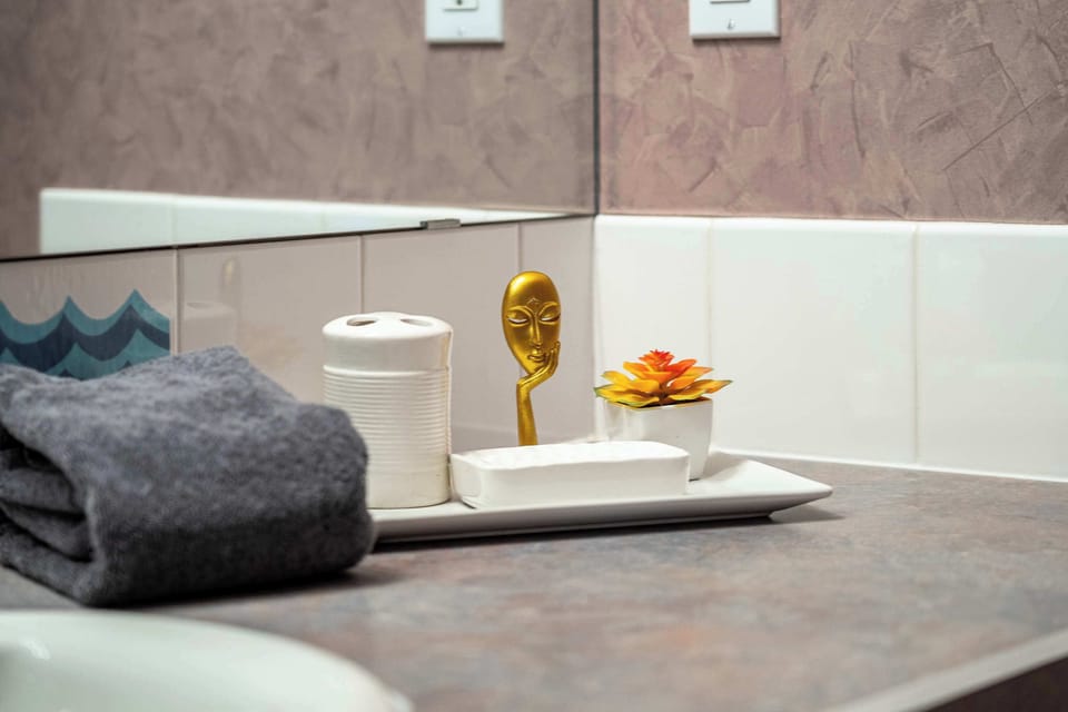Fresh towels and modern details
