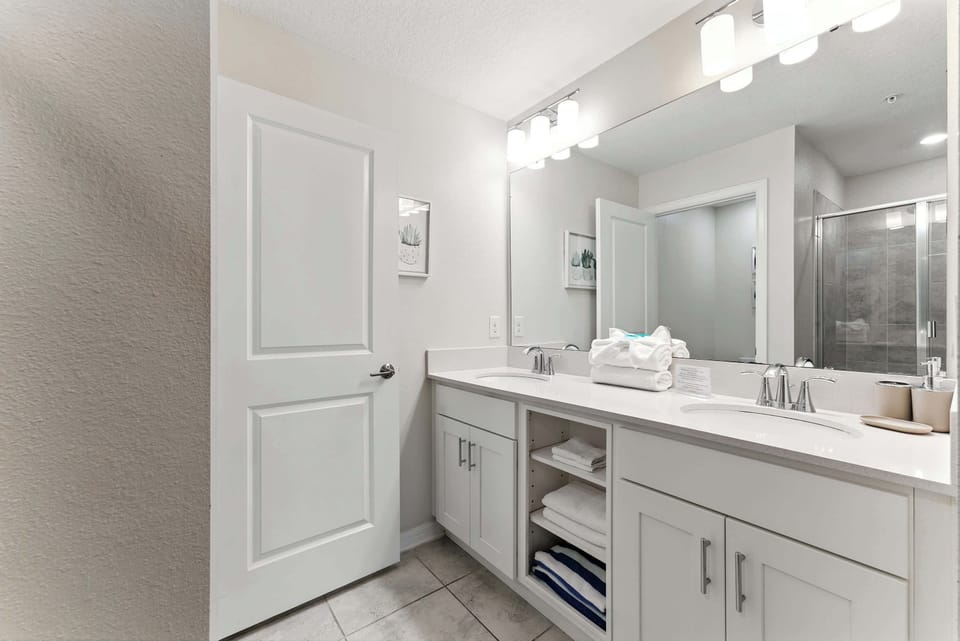 King suite bathroom