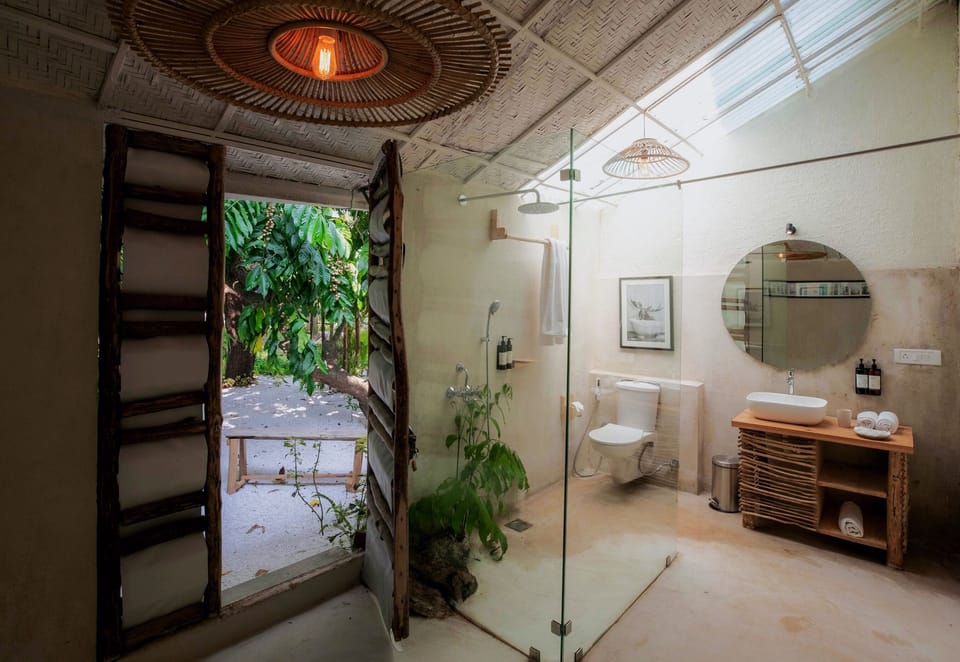 Double Room, Patio, Garden View | Bathroom | Hair dryer, soap, shampoo, toilet paper