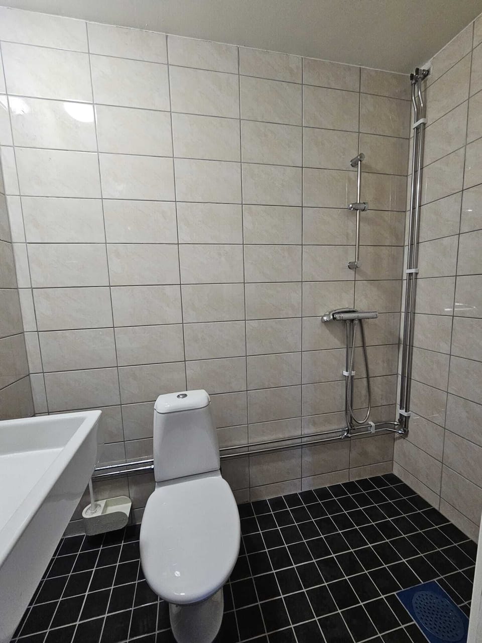 Shower, free toiletries, towels, soap