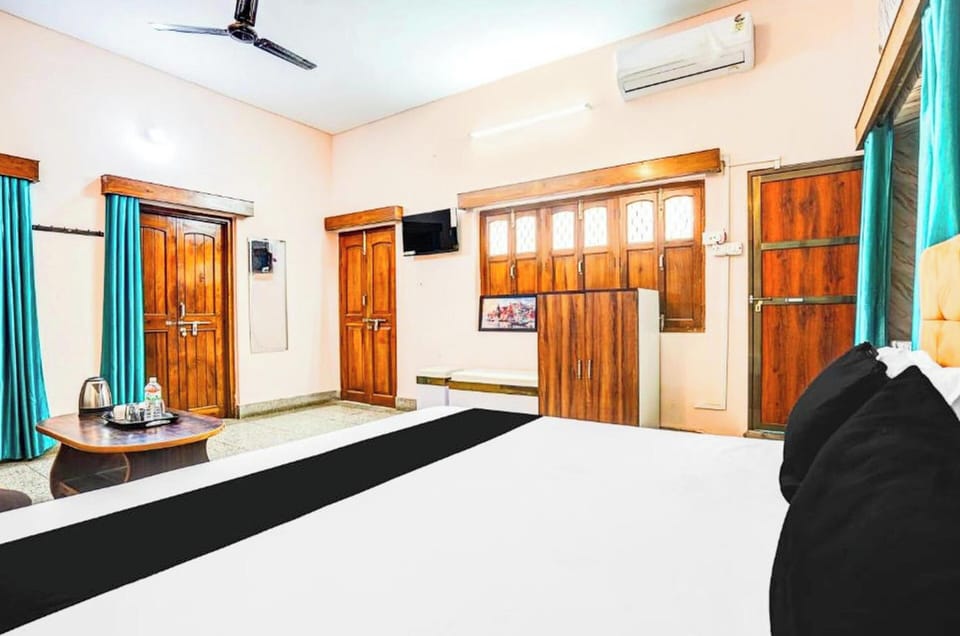 Family Double Room, Air conditioning | Hypo-allergenic bedding, desk, soundproofing, free WiFi