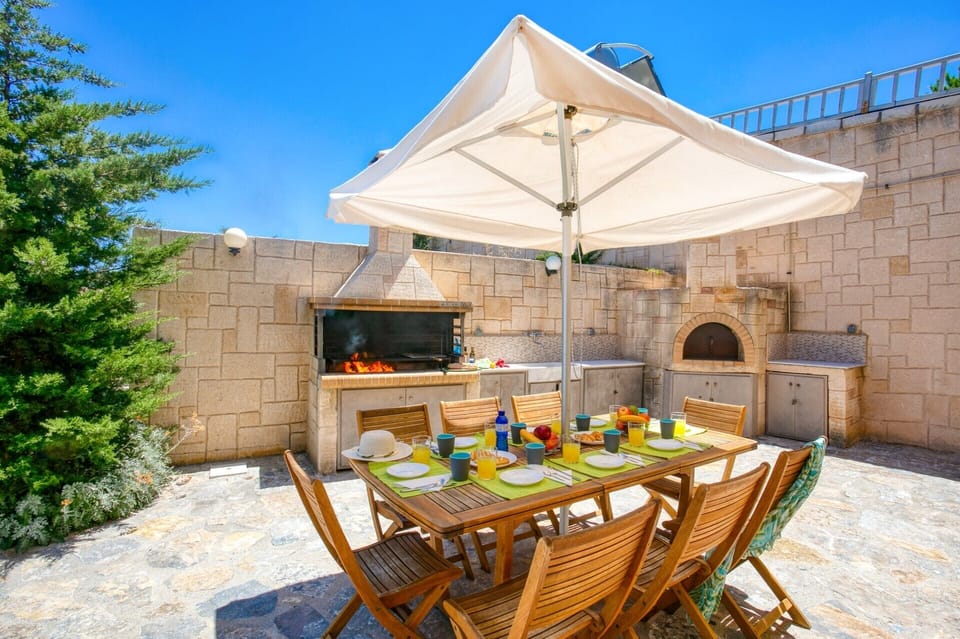 B.B.Q place, oven and outdoor dining table