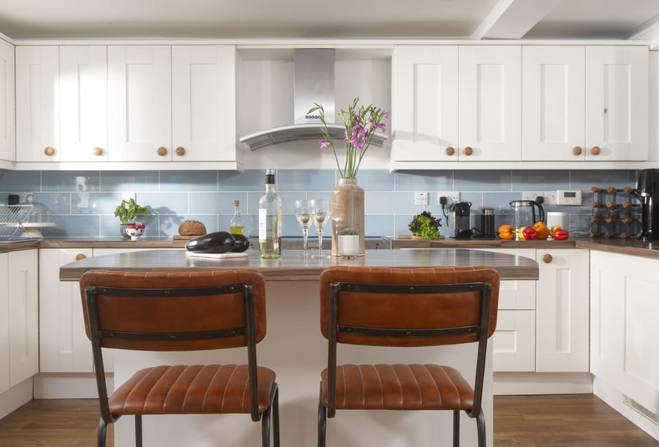 Little Tresevens, Polzeath. Ground floor: Enjoy leisurely dining