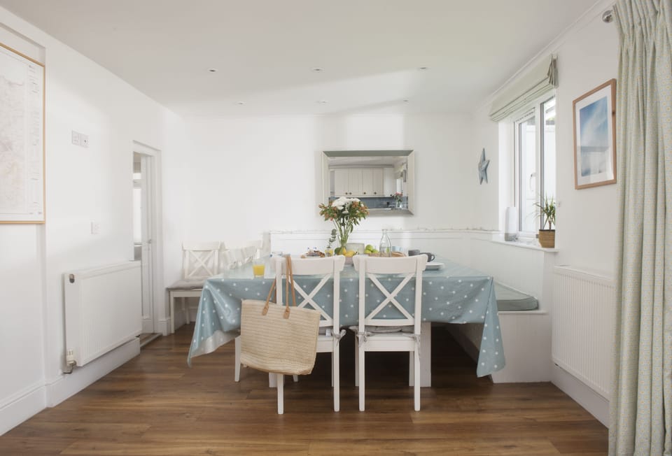 Little Tresevens, Polzeath. Ground floor: Enjoy meals with friends and family
