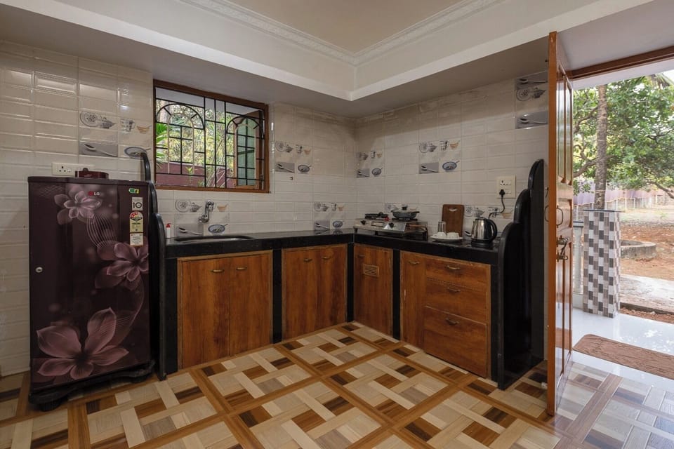 Family Room | Private kitchen | Mini-fridge, eco-friendly cleaning products, paper towels