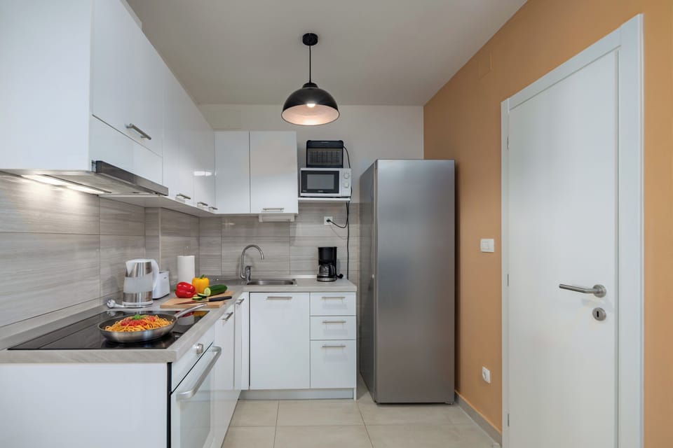 Family House, 4 Bedrooms, Microwave (Seaview Pool House Mytilus) | Private kitchen