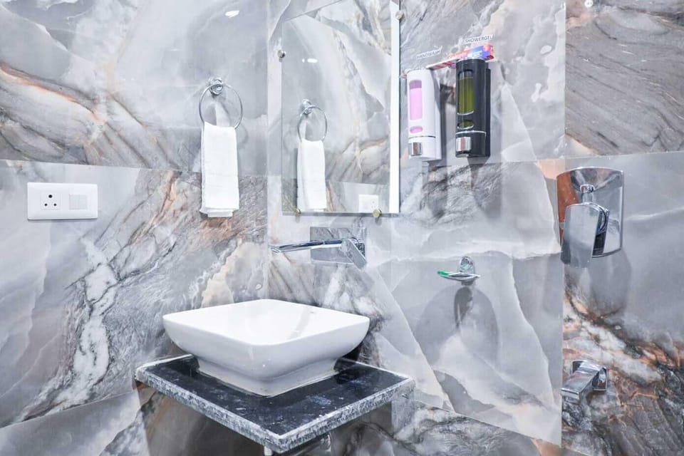 Deluxe Double Room, City View | Bathroom