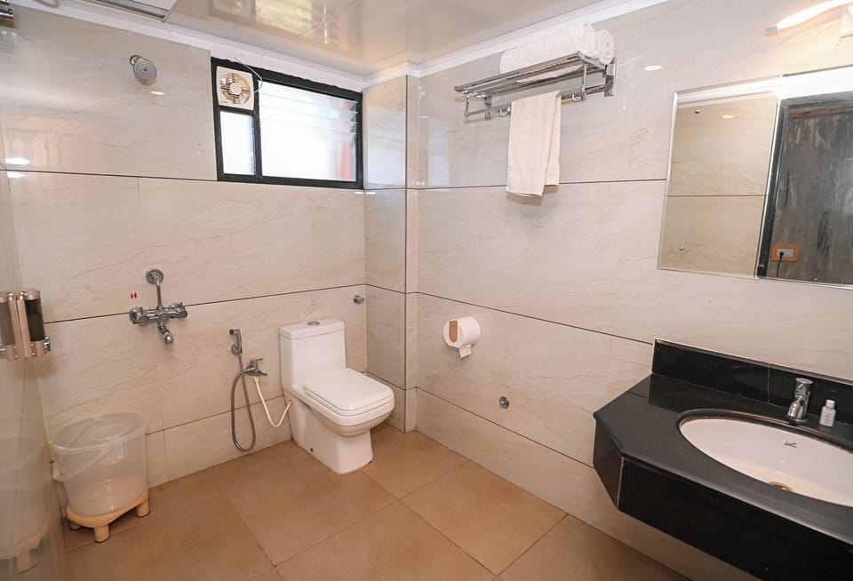 Junior Double Room, Garden View | Bathroom | Slippers
