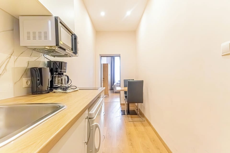 Basic Apartment | Private kitchenette | Mini-fridge, microwave, oven, stovetop