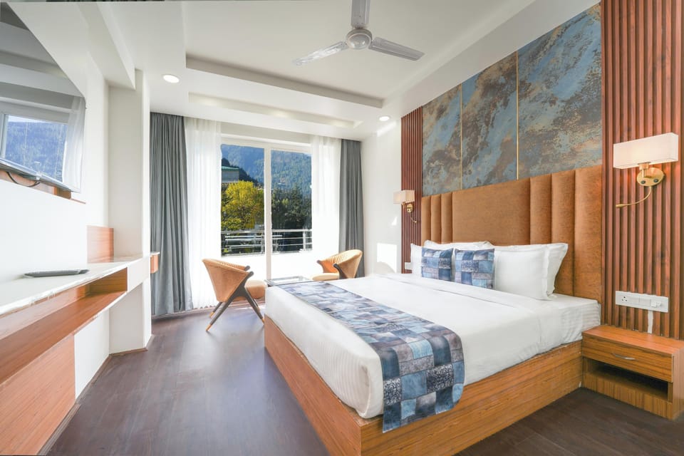 Egyptian cotton sheets, premium bedding, minibar, desk