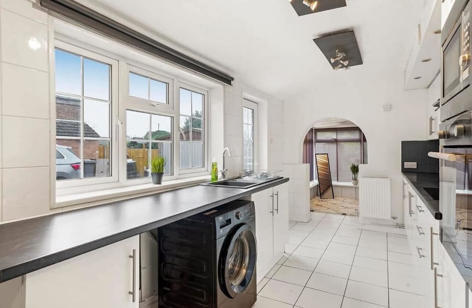 House, 2 Bedrooms | Private kitchen | Full-size fridge, microwave, oven, stovetop