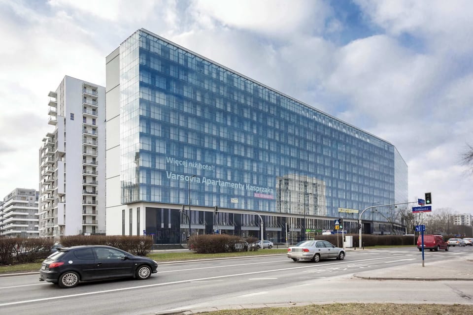The modern glass-fronted building located in a lively part of the city ensures an excellent location and easy access to nearby attractions.