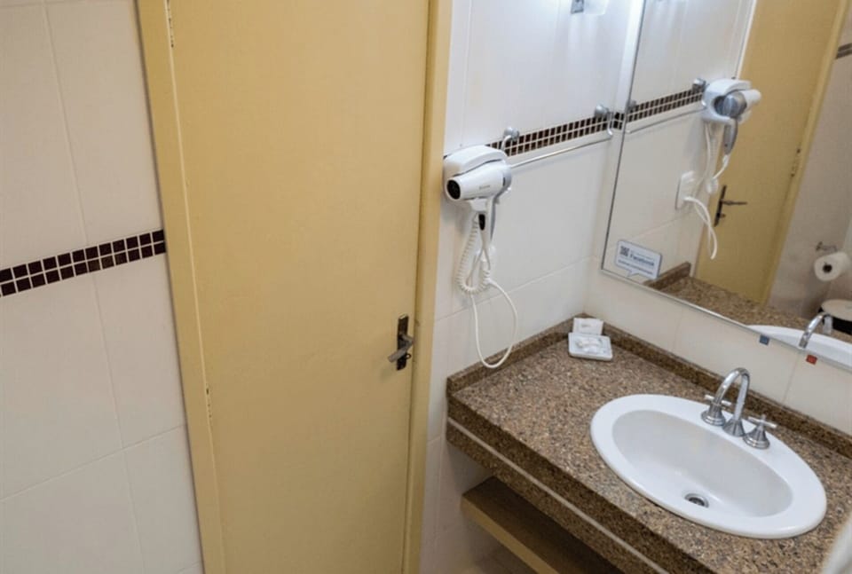 Get ready quickly with an easy, bright sink setup.