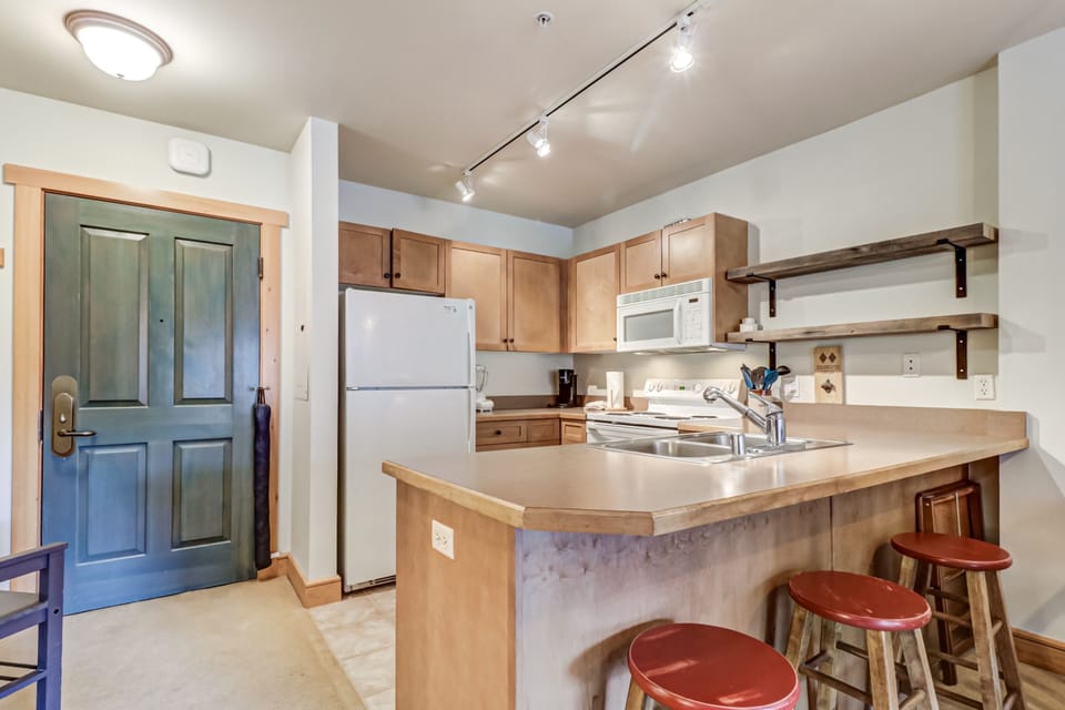 Condo, 1 Bedroom | Private kitchen | Fridge, oven, coffee/tea maker, toaster