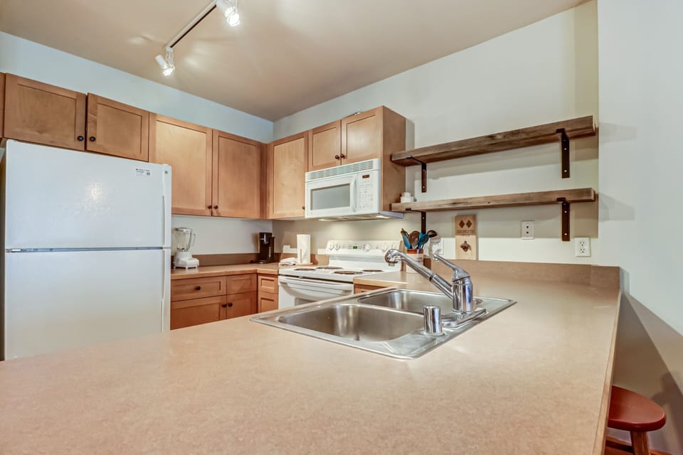 Condo, 1 Bedroom | Private kitchen | Fridge, oven, coffee/tea maker, toaster