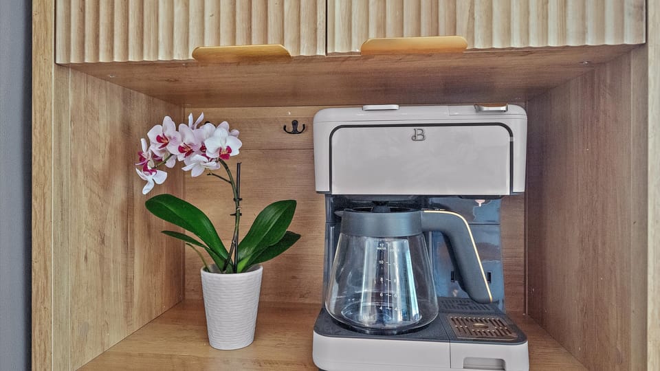 House, 4 Bedrooms | Coffee and/or coffee maker
