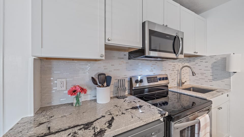 House, 4 Bedrooms | Private kitchen | Fridge, oven, coffee/tea maker, toaster