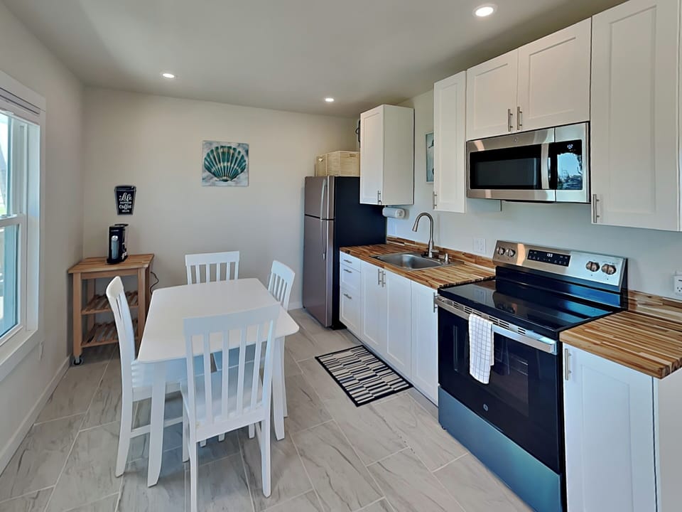 Full Kitchen & Dining - Coffee Bar