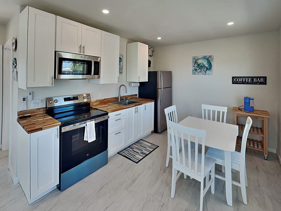 Full Kitchen - Stainless Appliances, Dining Table w/ Seating For 4