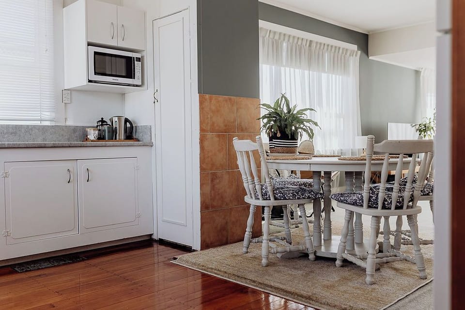 A space for breakfast plans, late-night chats, or takeaway from town.