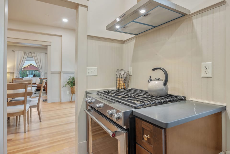 Experience your cooking & baking on our brand new Kitchenaid oven/stove.