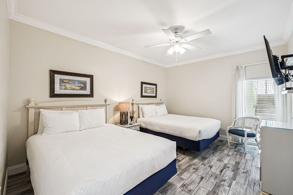 Queen Guest Suite - 2 Queen Beds + Flat-Screen TV