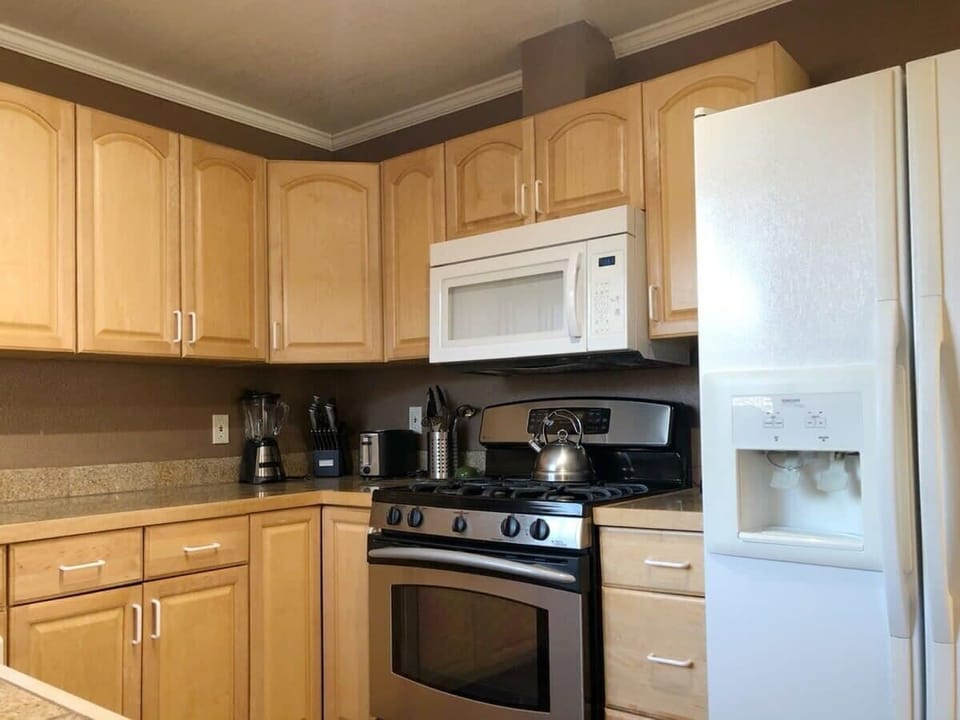 House (2 Bedrooms) | Private kitchen | Microwave, oven, coffee/tea maker, electric kettle