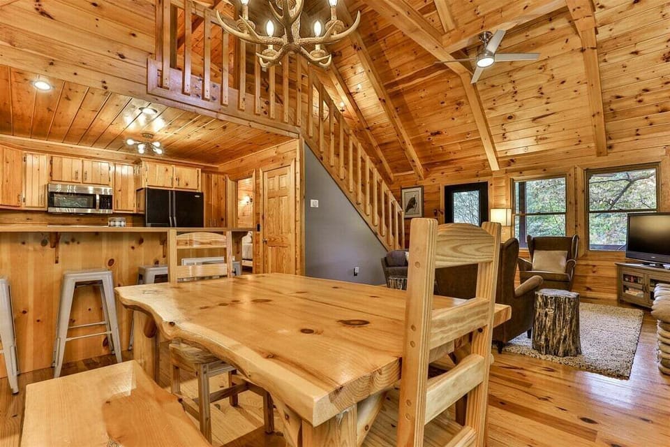 Dining Seating For 6 & Breakfast Bar For 4
