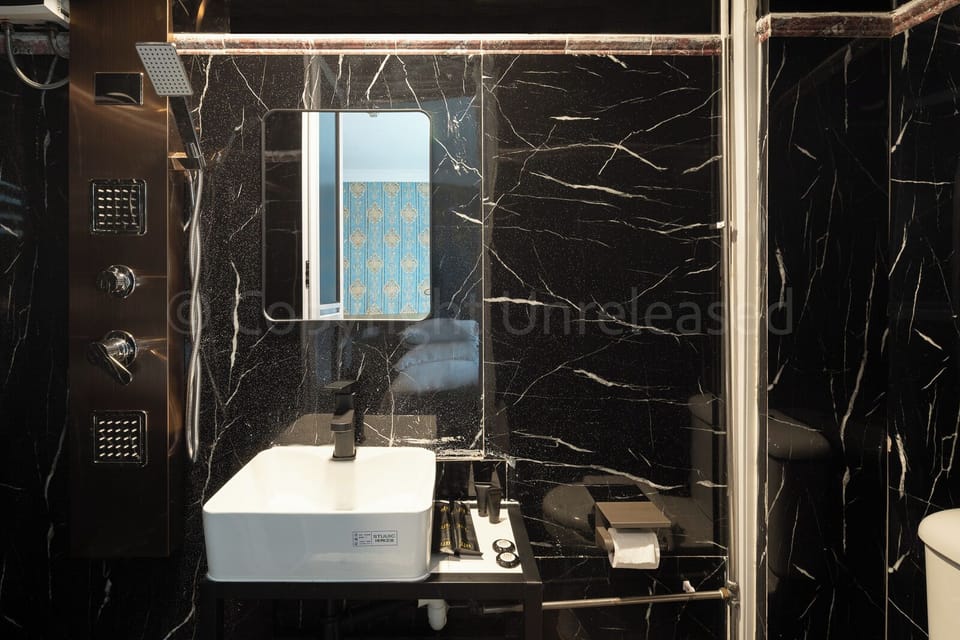 Deluxe Double Room, City View | Bathroom | Shower, free toiletries, hair dryer, bidet