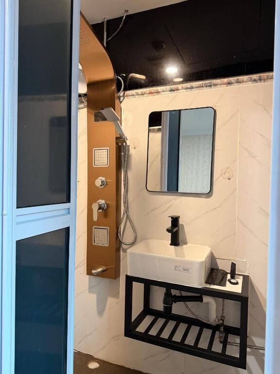 Shower, free toiletries, hair dryer, bidet