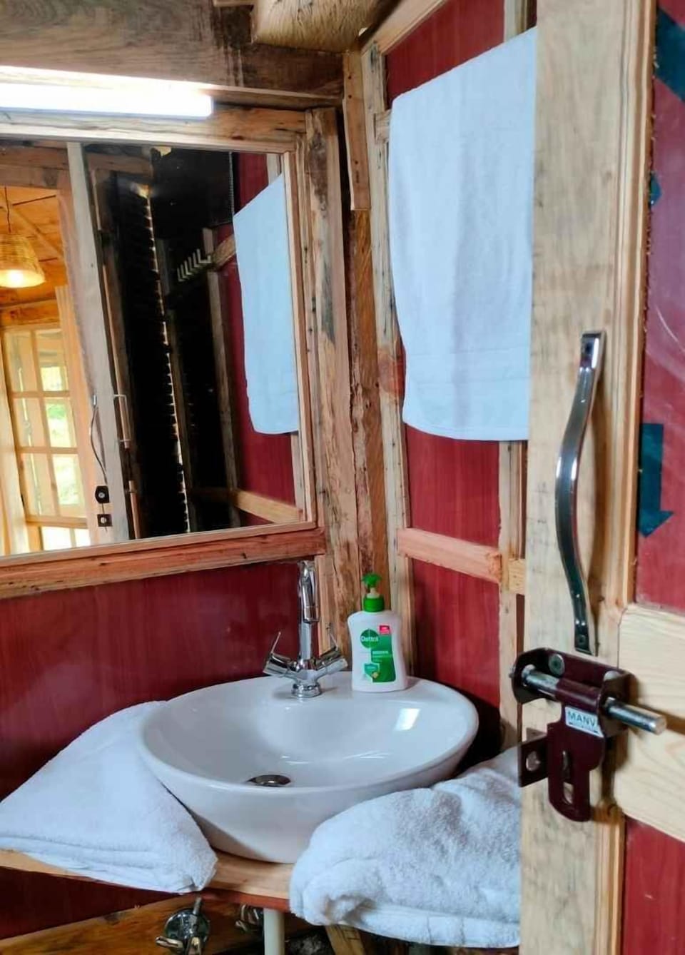 Comfort Cottage, Valley View | Bathroom | Shower, soap, shampoo, toilet paper