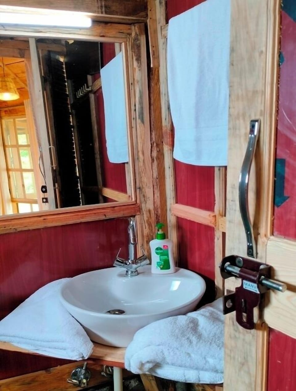 Comfort Cottage, Valley View | Bathroom | Shower, soap, shampoo, toilet paper