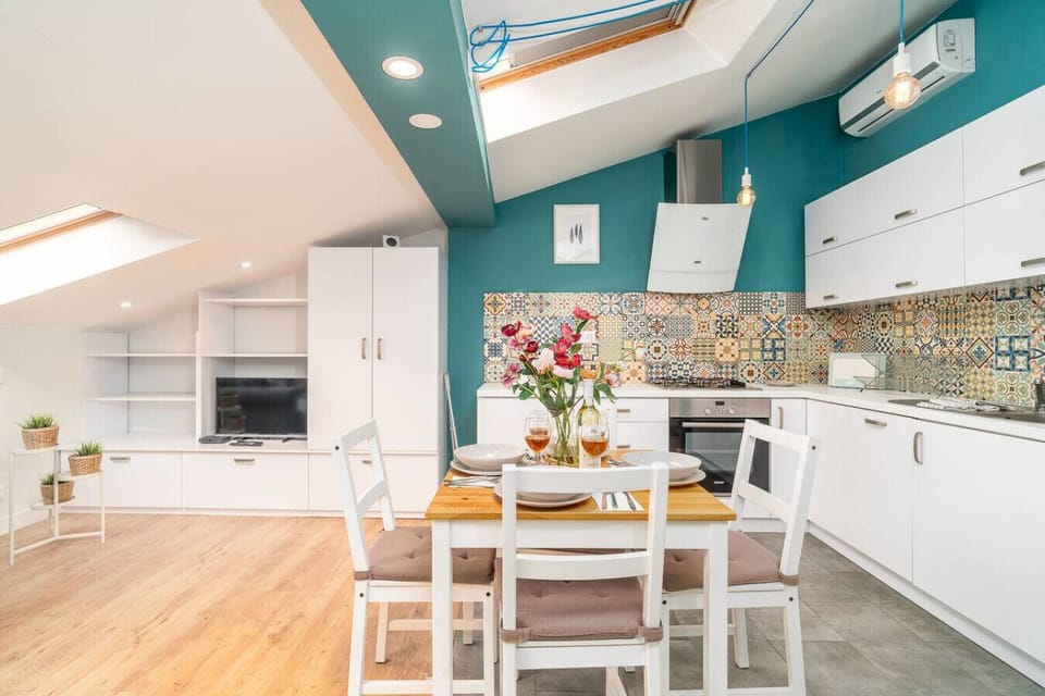 Bright Dining Area with Cozy Atmosphere and Fully Equipped Kitchen | Book Now with RENTUJEMY.COM