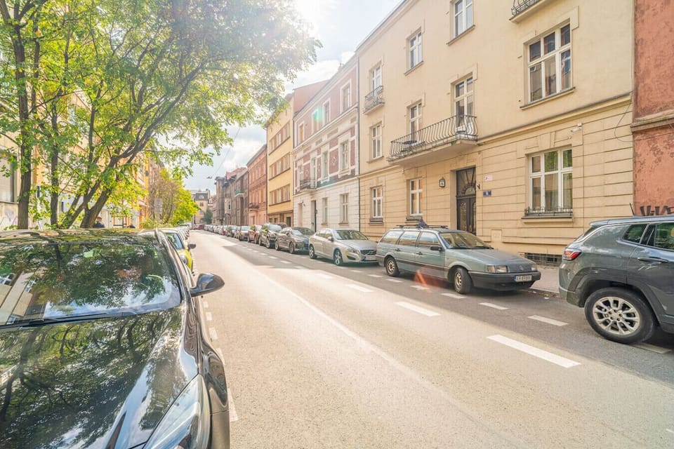 Charming Street View – Quiet and Central Location Near Main Attractions | Book Now with RENTUJEMY.COM