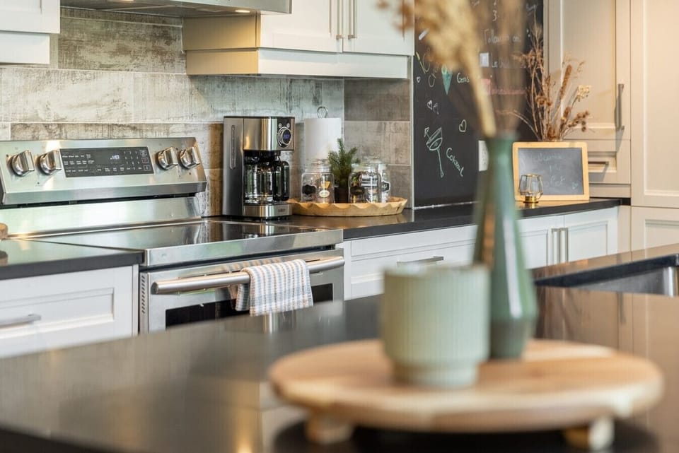 🍽️ Kitchen & Dining Area Cook, gather, and connect. A fully equipped kitchen with lake views, designed for shared meals and memorable moments.