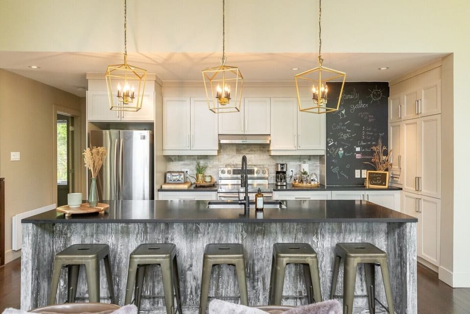 🍽️ Kitchen & Dining Area Cook, gather, and connect. A fully equipped kitchen with lake views, designed for shared meals and memorable moments.